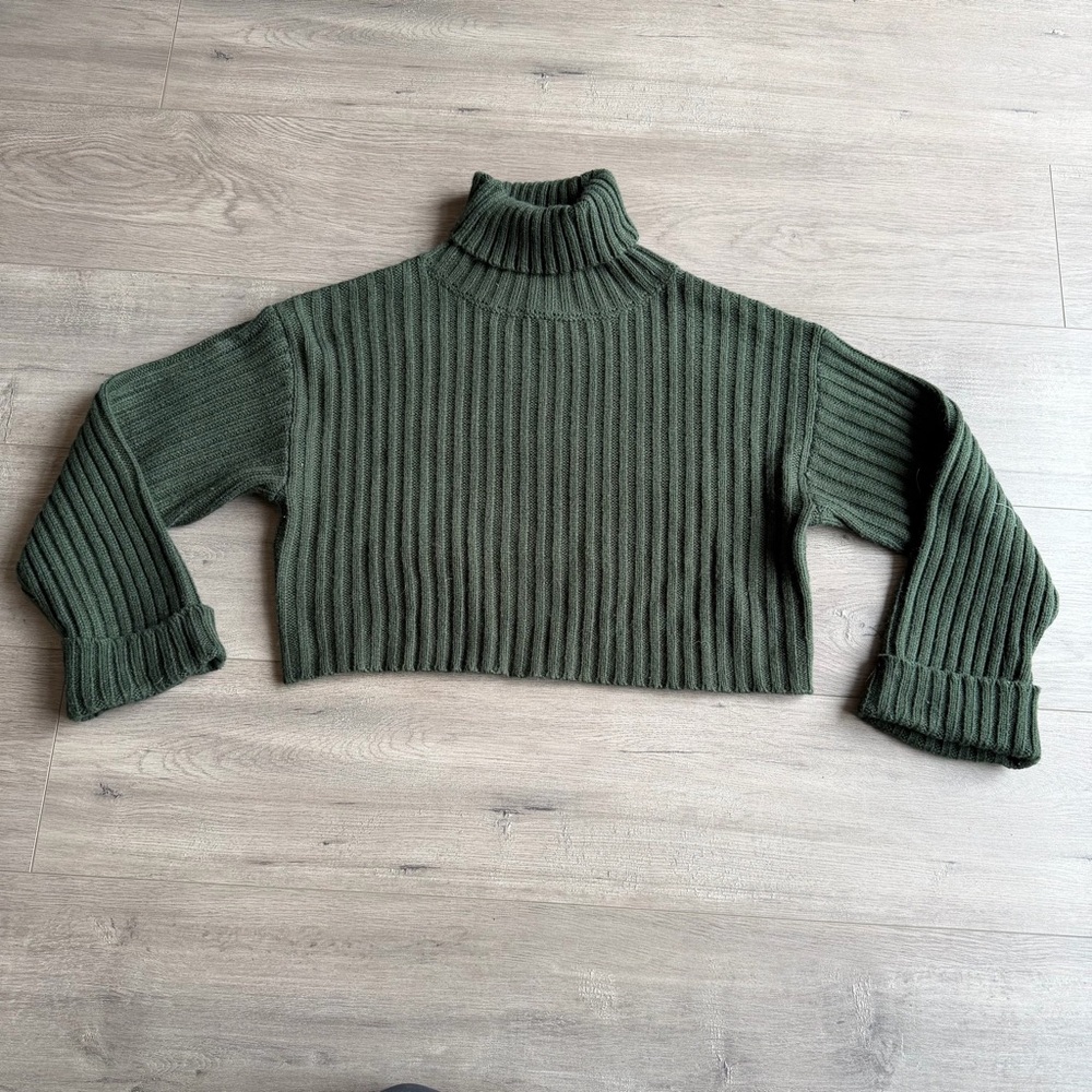 Sweet Rain cropped/turtleneck Hunter green ribbed sweater - size small EUC